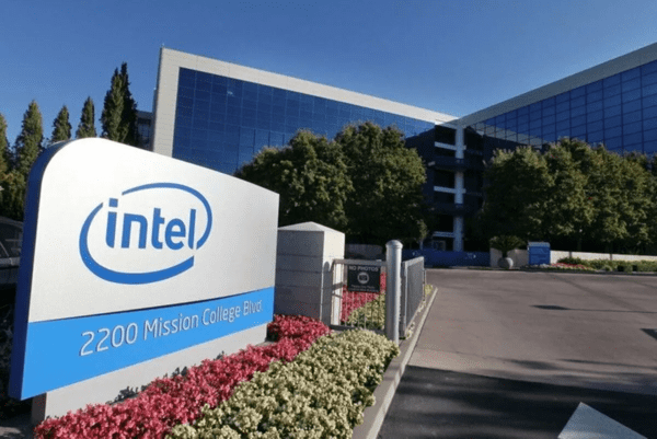 Как Intel позиционирует себя на рынке, кого считает главным конкурентом, что планирует предпринять для занятия лидирующей позиции