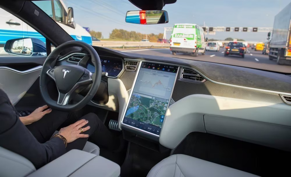 Автомобили Tesla с полными автопилотами могут не появиться на китайских дорогах летом 2024 года